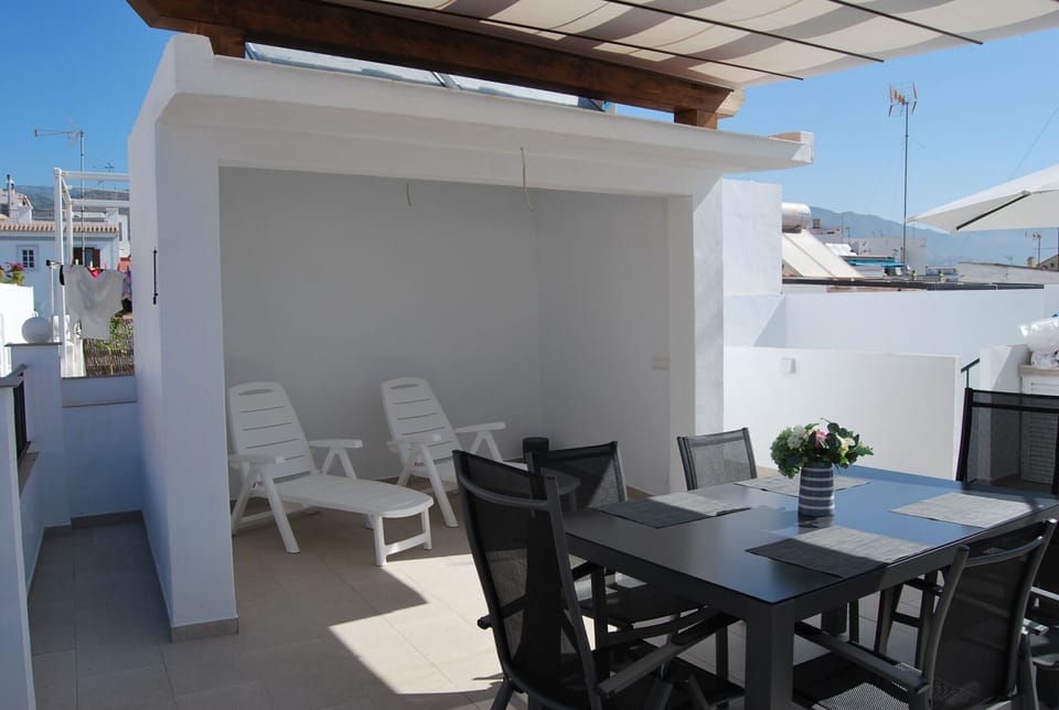 Roof top terrace with dining area and sun lounges