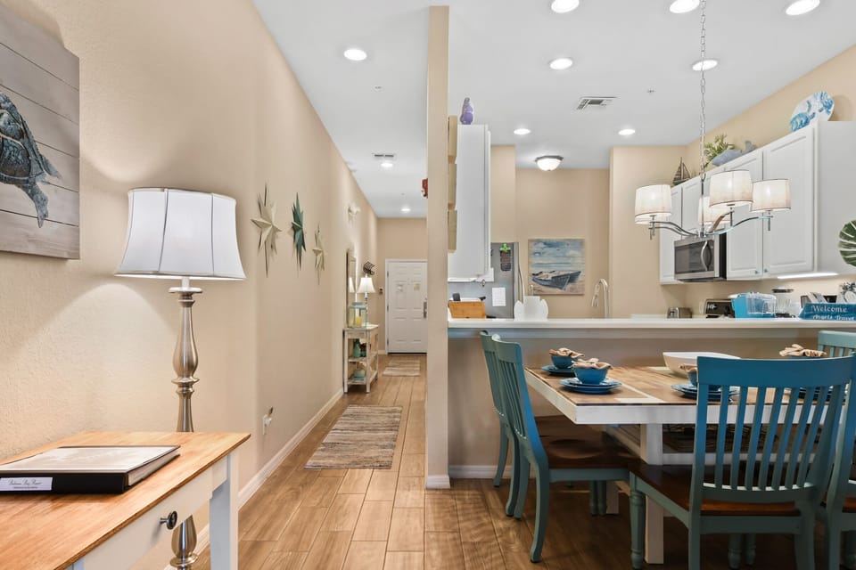 Open living rm w desk area