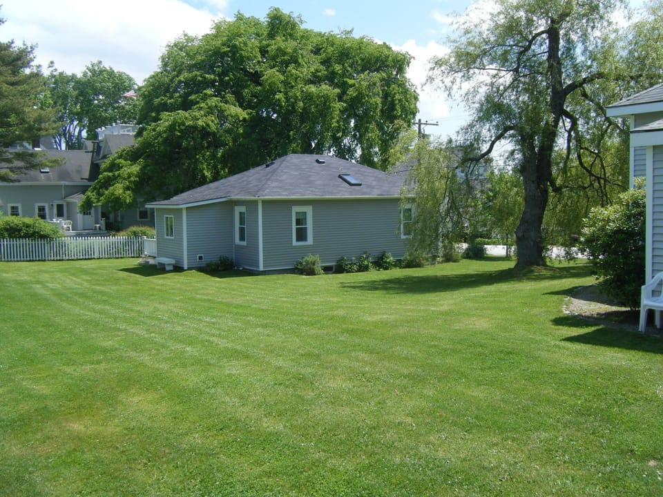 Back/side yard - croquet & badminton available
