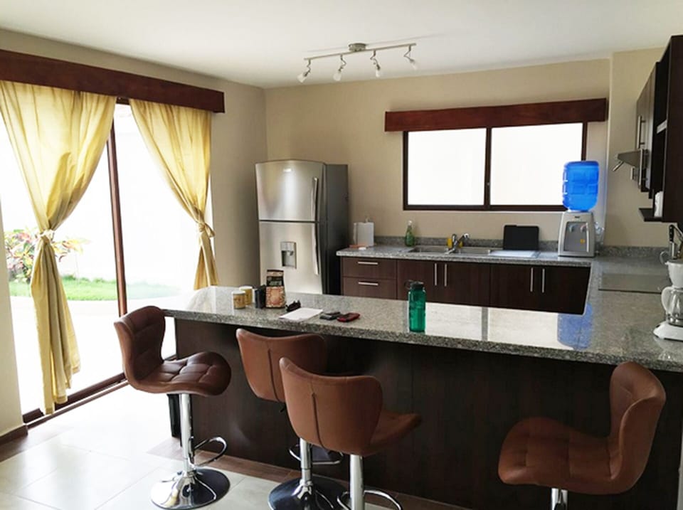 Fully equipped kitchen and breakfast bar