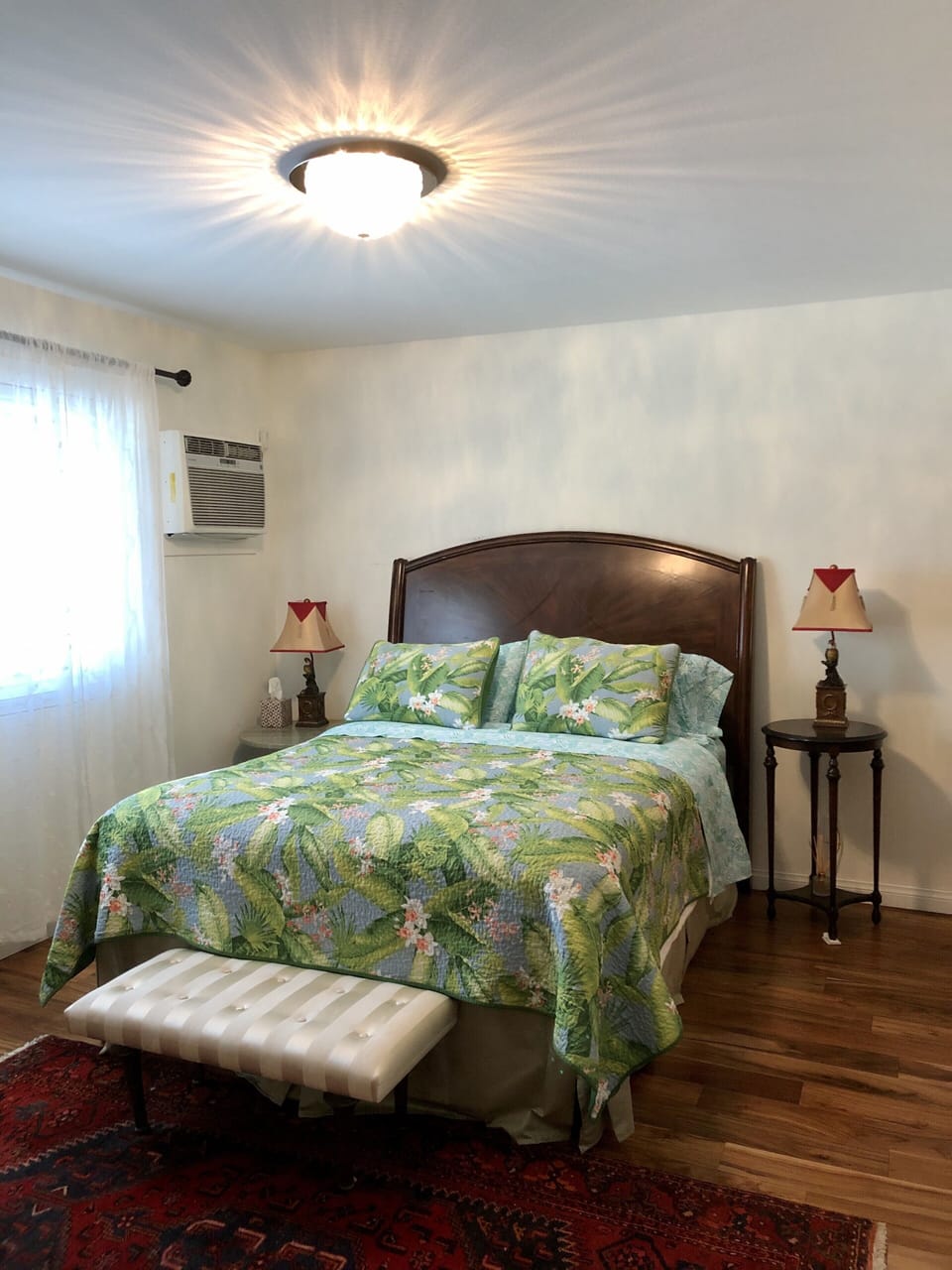 Queen bed room
