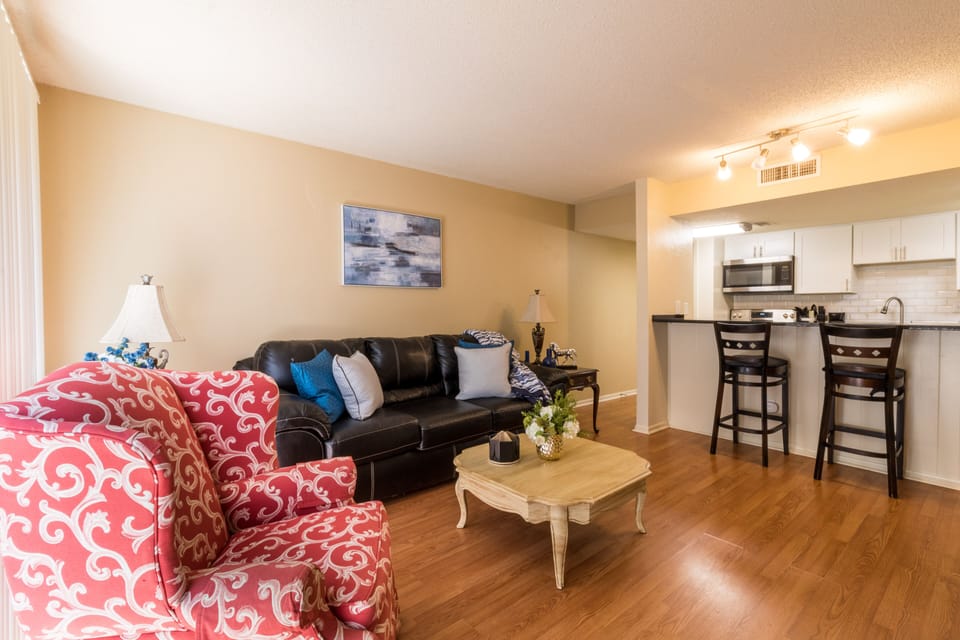 Living room with free Wifi and cable TV.