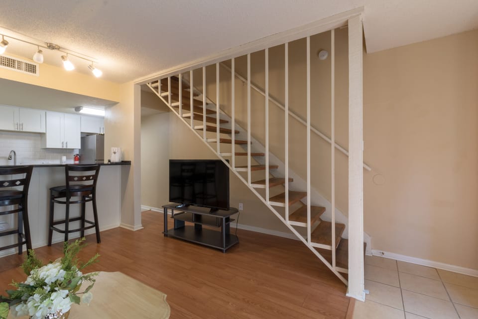 Living room with free Wifi and cable TV.