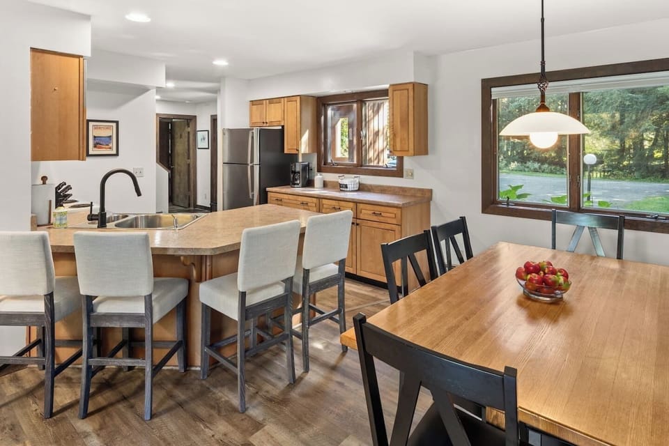 Dining/Kitchen Area