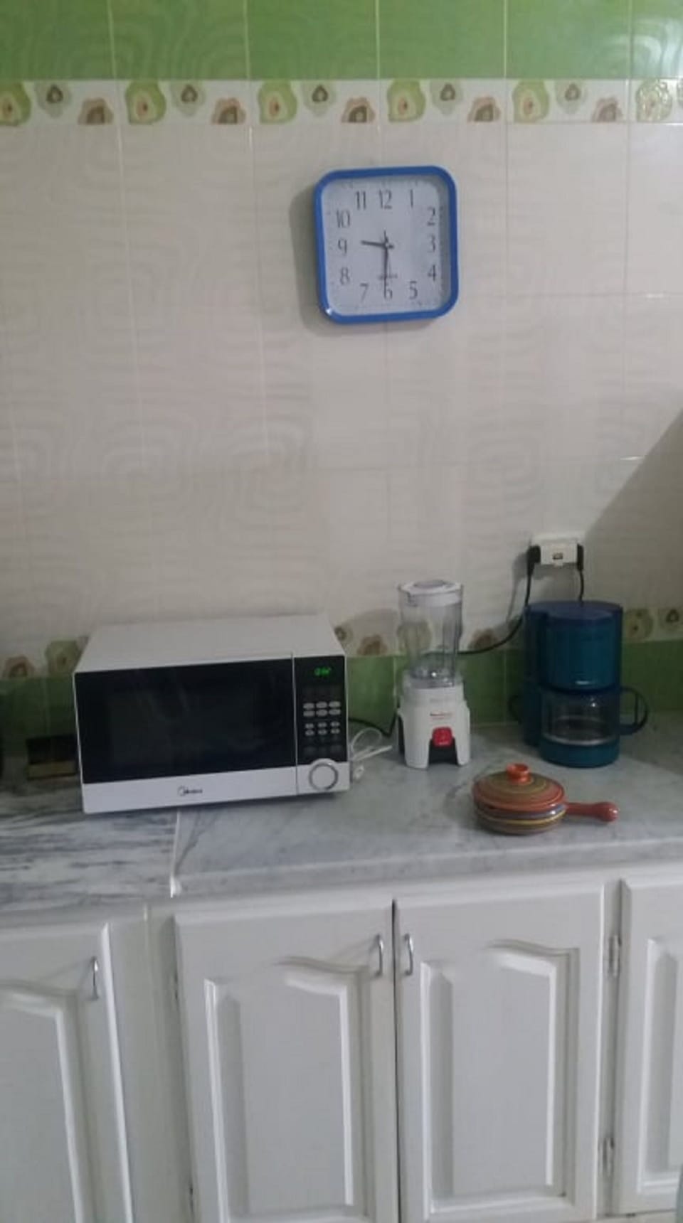 Le micro-ondes, le mixeur, le cafetière à filtre