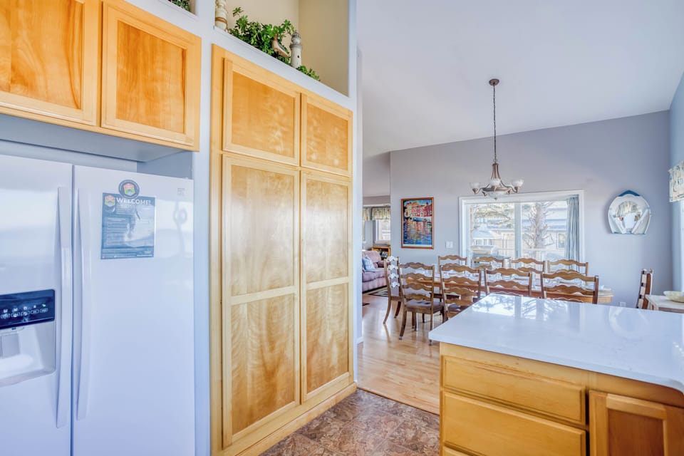 Kitchen & Dining