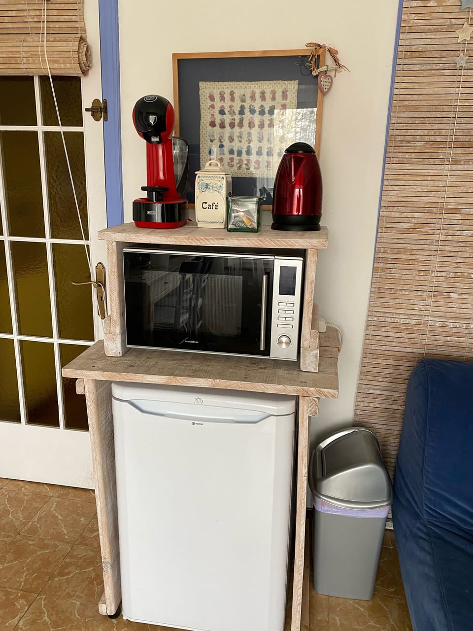 Koelkast, magnetron en oven, waterkoker en Dolce Gusto 
