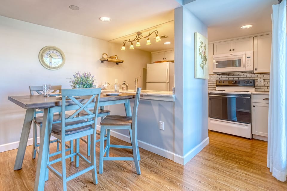 Dining Area - Adorable dining kitchen combo!