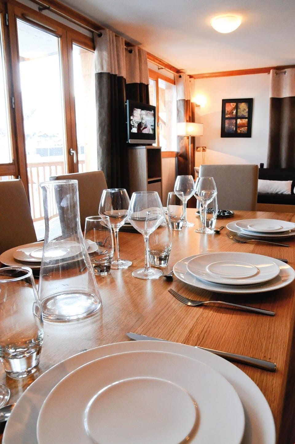 Hire a raclette set from the residence, and prepare a traditional and delicious meal in the fitted kitchenette with microwave/grill, ceramic hot plates, dishwasher, and a complement of kitchenware and utensils.