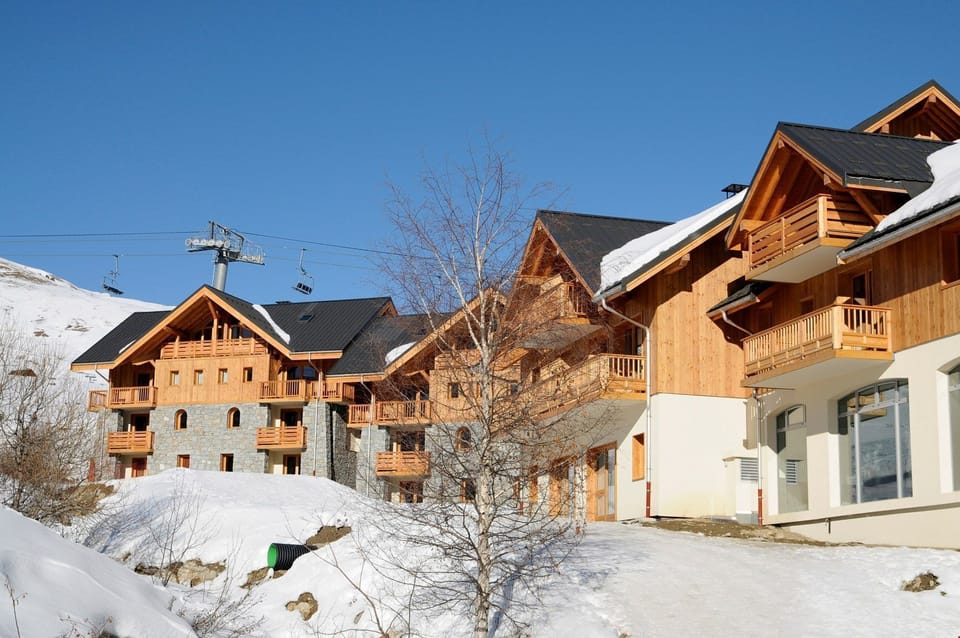 The residence is 50m from a mini-market and a restaurant, and 800m from the resort centre and shops.