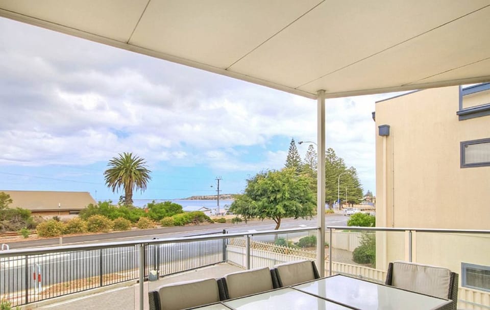 Positioned in one of South Australia's favourite holiday destinations, Block Escape Apartment No 1 is designed with simplicity and ease of use in mind