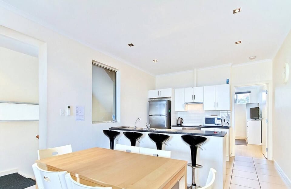 The fully equipped kitchen gives you the freedom to prepare your own meals, whether it’s breakfast before heading out or a relaxed dinner in after a full day of exploring.