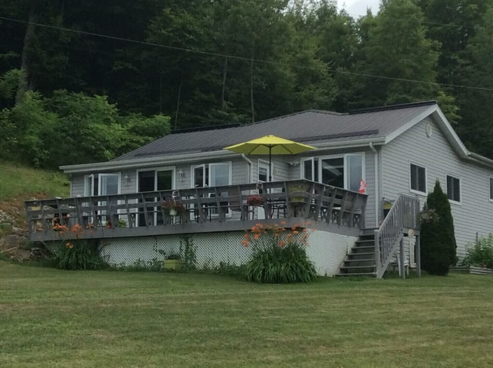Lakebreeze cottage with huge deck.