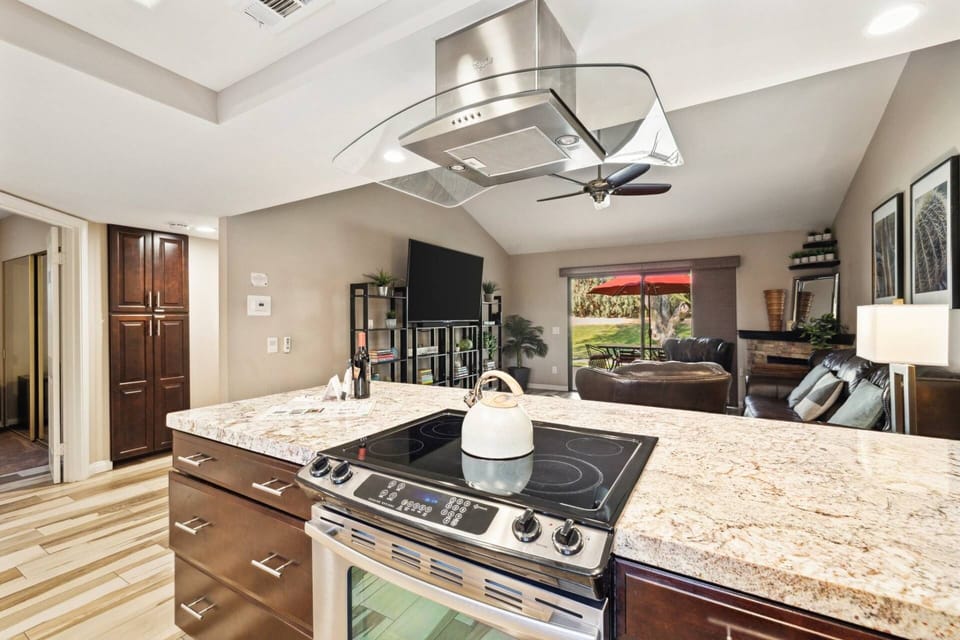 open floor plan kitchen/living room allows for easy entertaining!