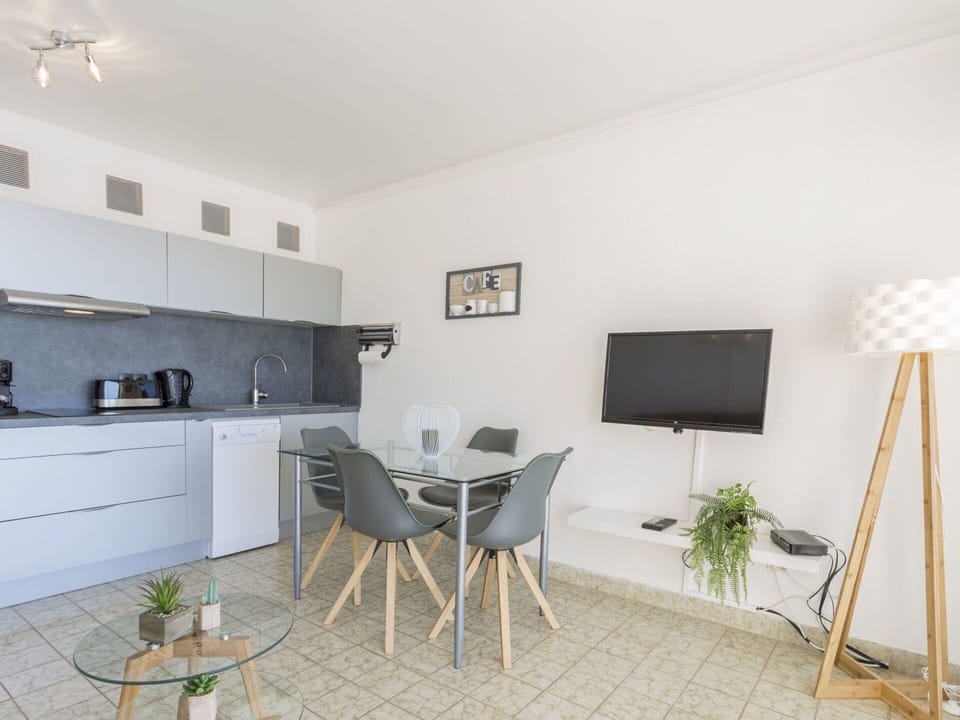 Room, Property, Furniture, Interior Design, Building, Real Estate, House, Table, Floor, Living Room