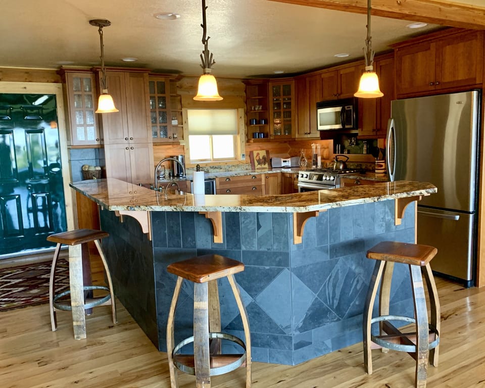 Kitchen & Breakfast Bar Area