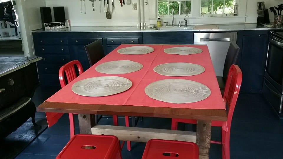 Eat In Kitchen - Seating for 6