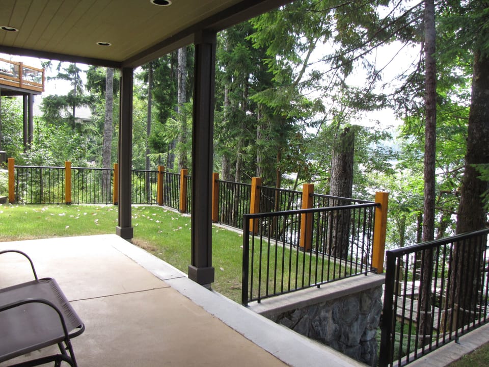 The yard faces the lake & is fenced so that little ones can safely enjoy it.