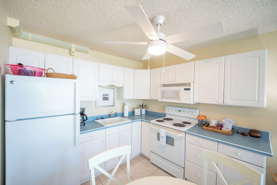 Efficiency Kitchen is fully equipped with a table for 4