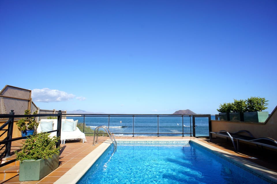 Heated pool, direct access to beach
