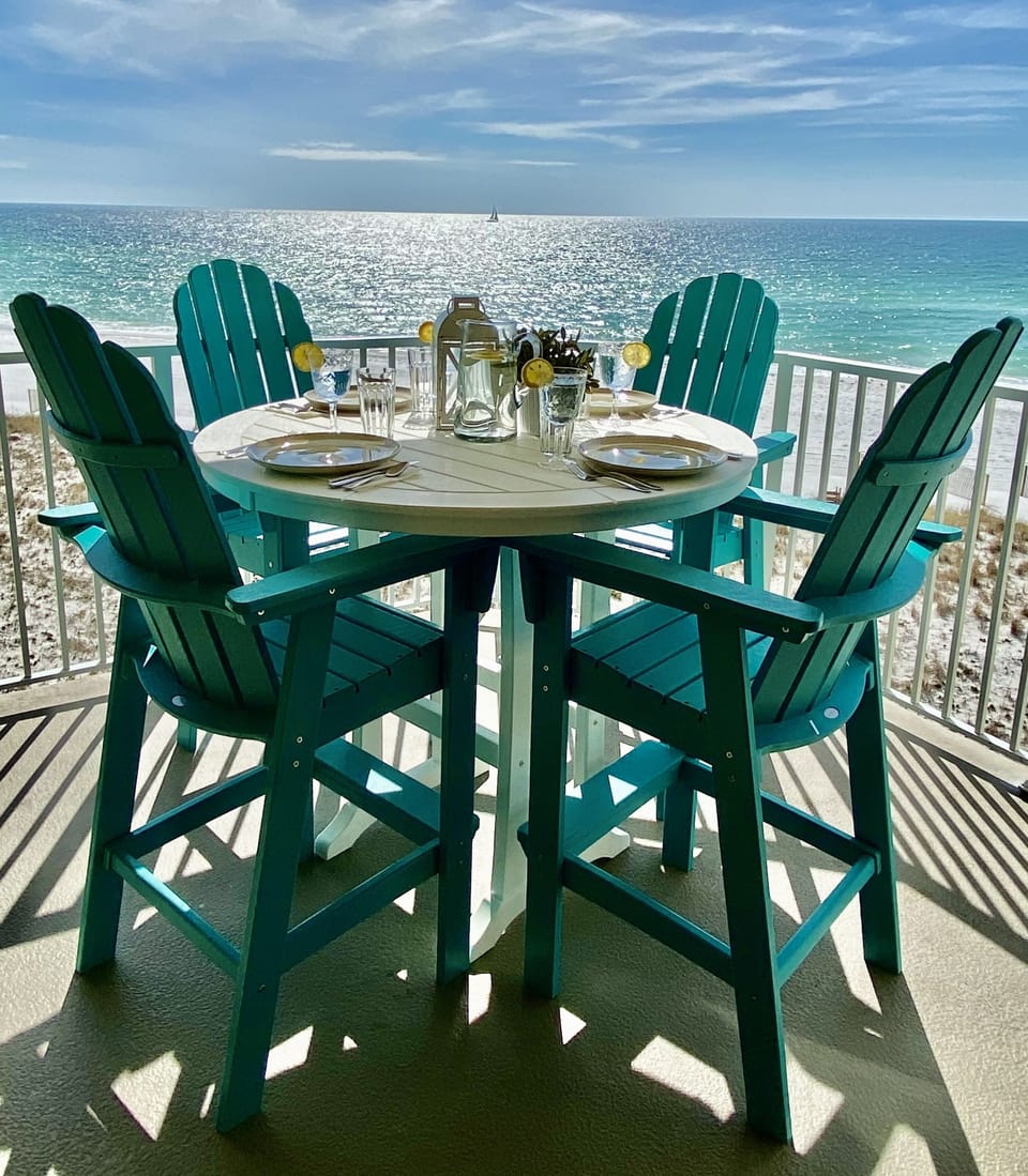 Bar Height Dining set with unobstructed view of the White Sand Private Beach