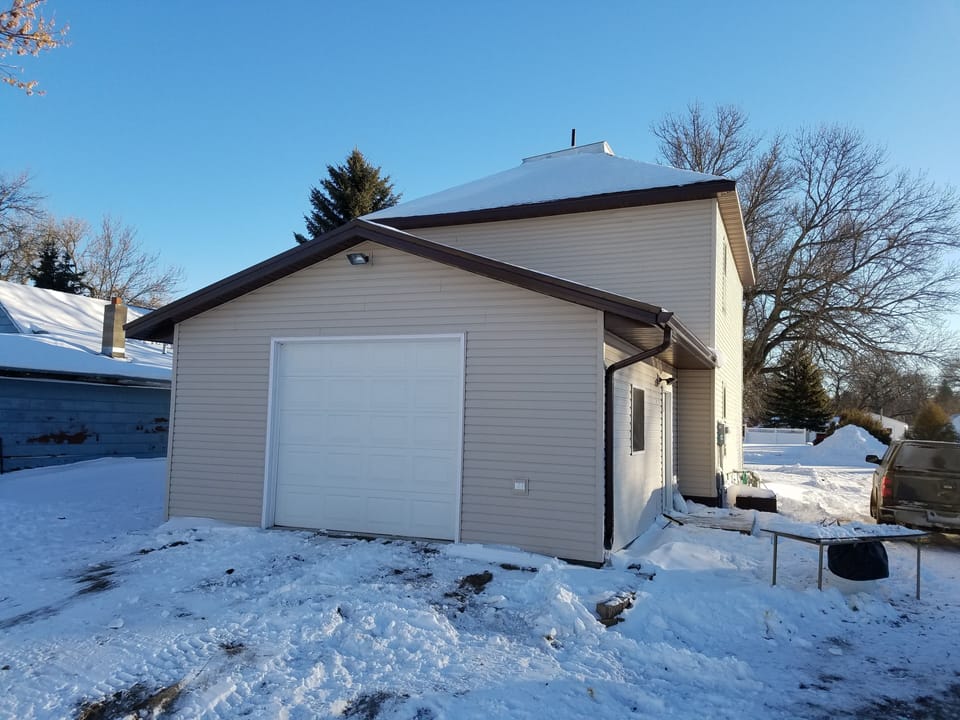 Pull right up to the garage to load/unload.