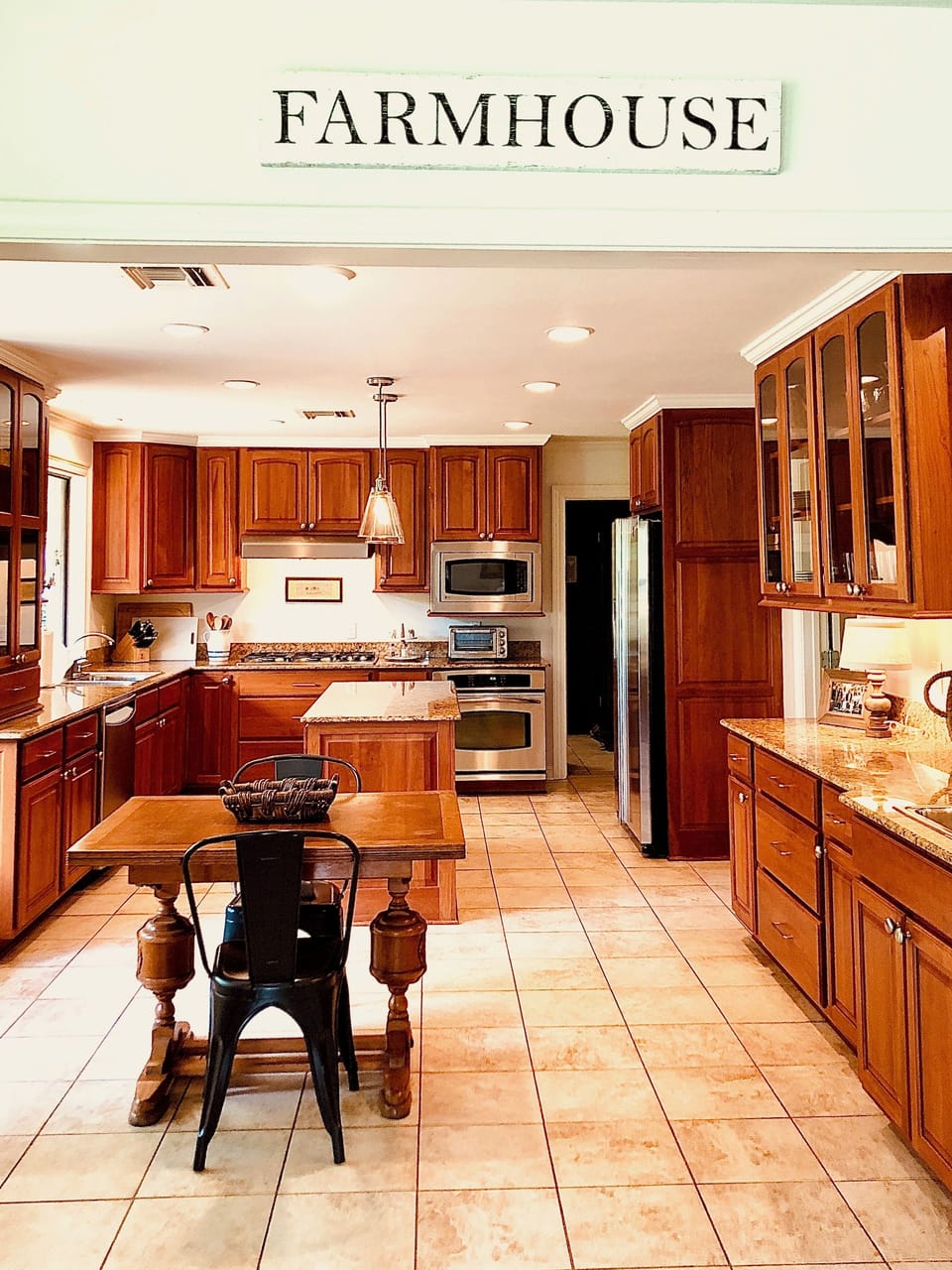Full chef's kitchen with island and small kitchen table
