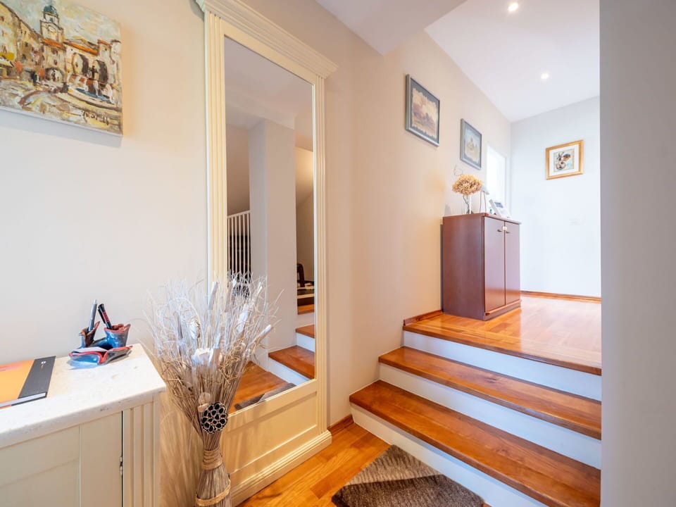 Picture Frame, Property, Interior Design, Wood, Paint, Building, Stairs, Flooring, Floor, Wall