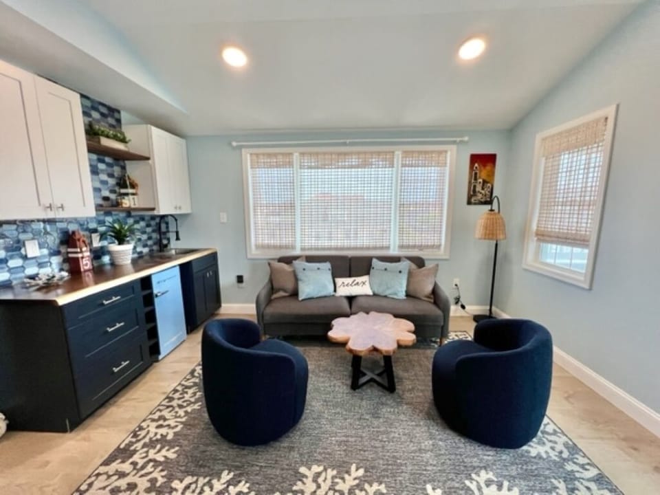 3rd Floor-Sail Away Suite-seating area