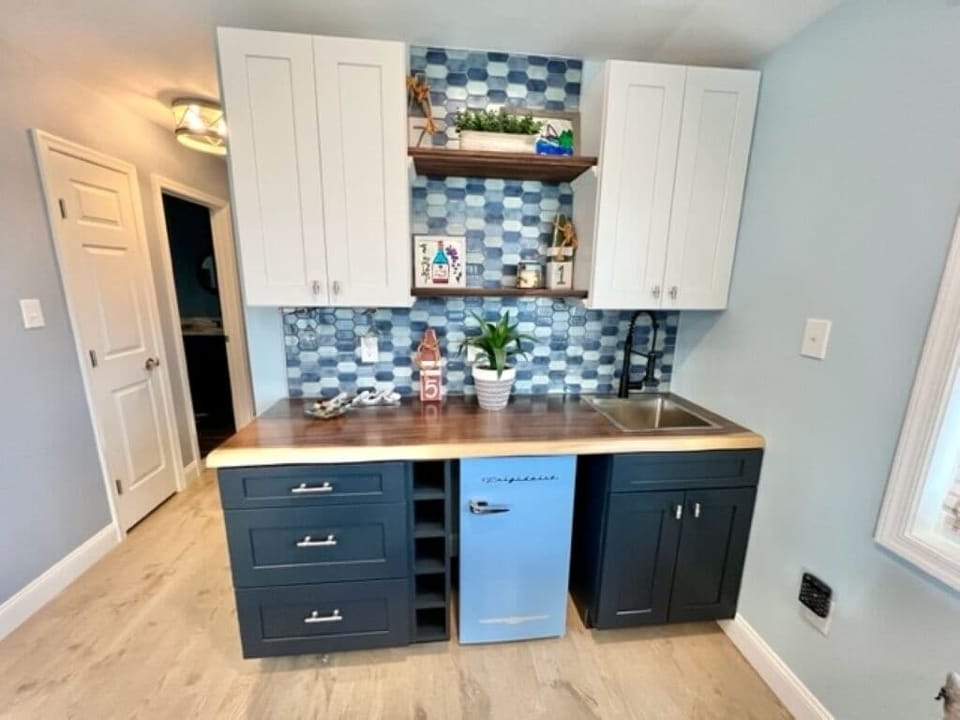3rd Floor-Sail Away Suite-Full wet bar and fridge