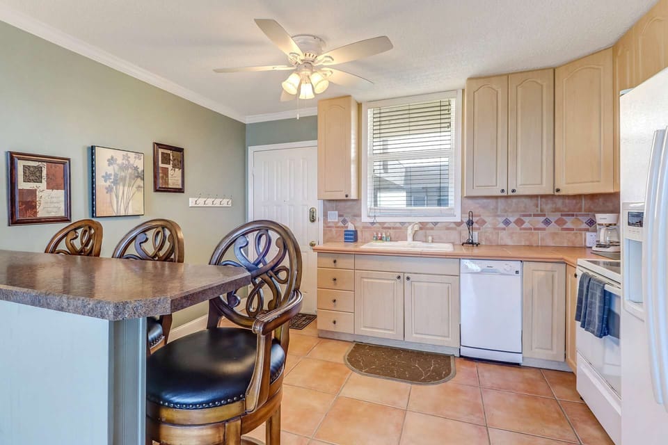 You'll appreciate the full sized kitchen & high top counter view of the Gulf!