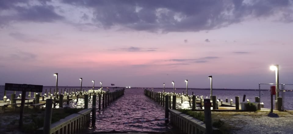 Great sunsets on bay 3 blocks away. Great for crabbing. boat rentals available