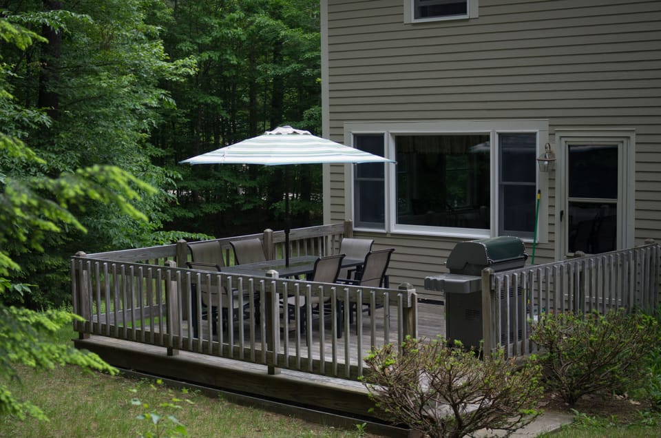 Enjoy meals and drinks on the back deck.
