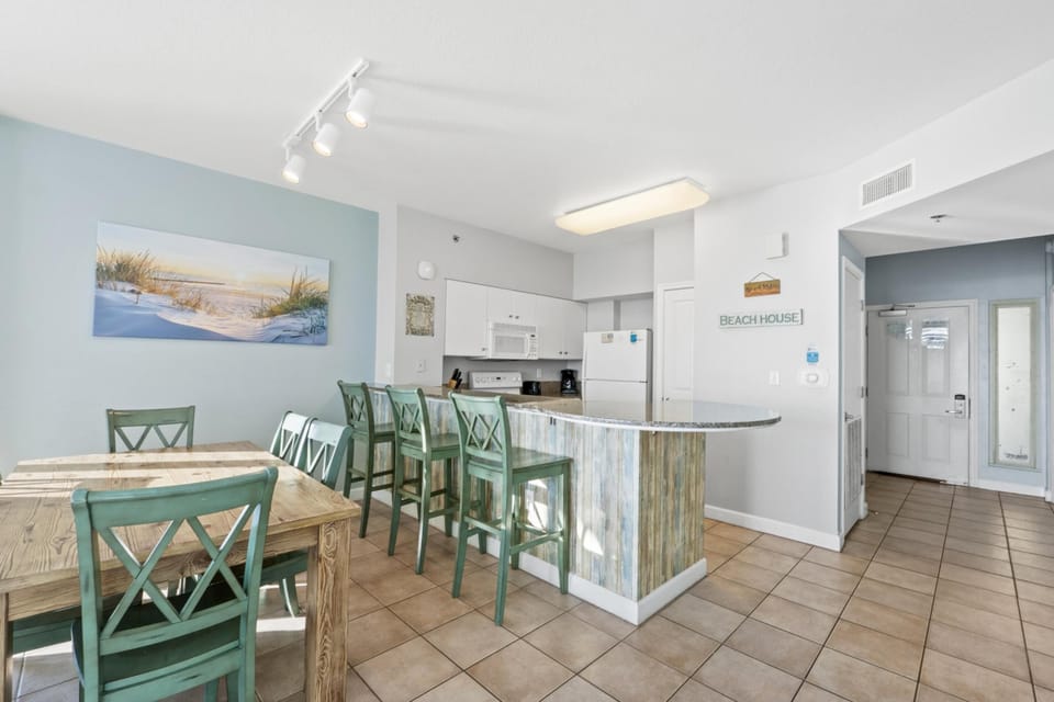 Kitchen with Breakfast Bar