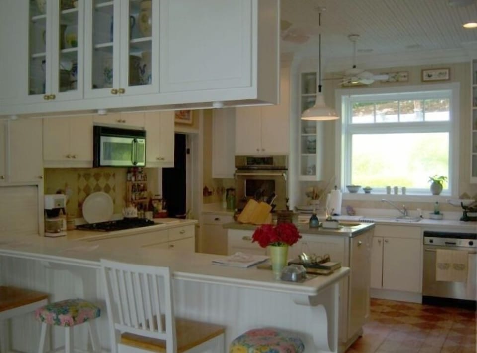 Kitchen and Breakfast bar