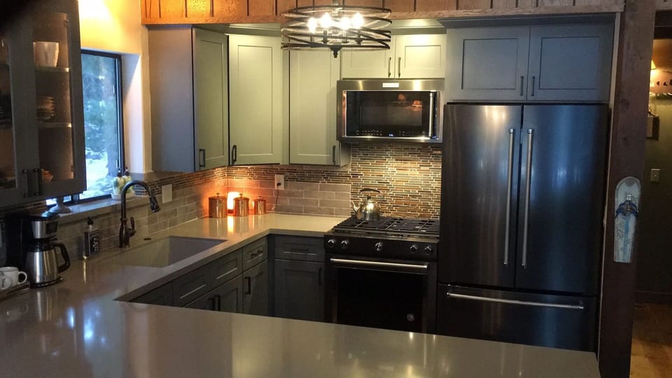 New well-equipped chef's kitchen