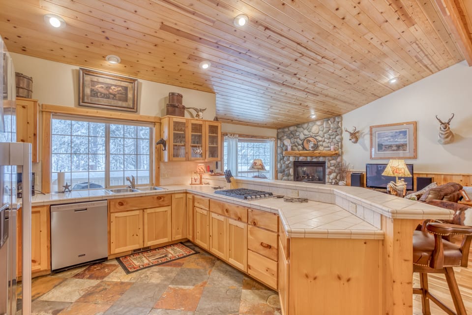 Kitchen Wallowa with Western Charm-3