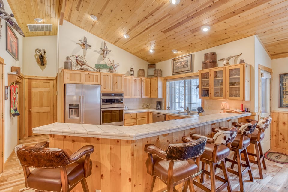 Kitchen Fridge, Oven Wallowa with Western Charm-2