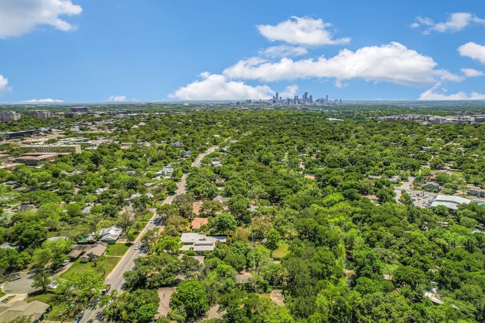 Distance from the house to downtown, a 7 to 10 minute drive