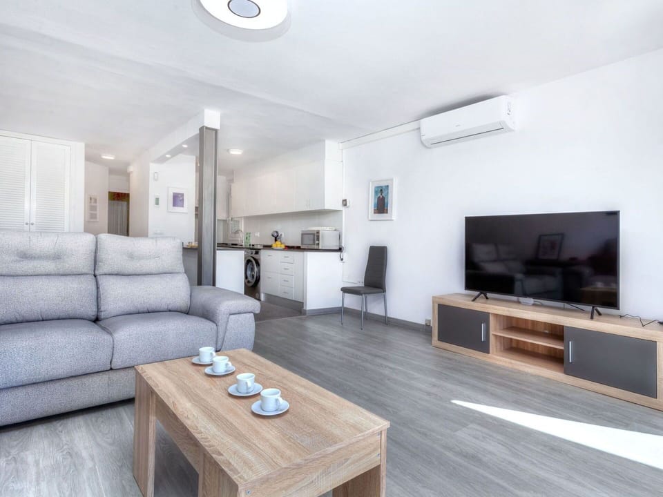 Room, Property, Living Room, Interior Design, Furniture, Building, House, Real Estate, Floor, Table