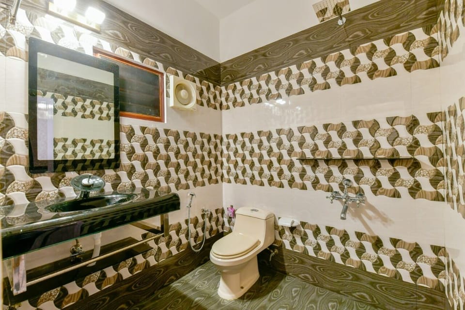 Master bedroom toilet