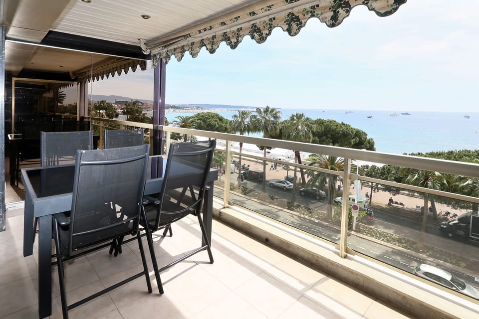 Seafront balcony overlooking Cap d'Antibes
Seafront balcony Croisette
