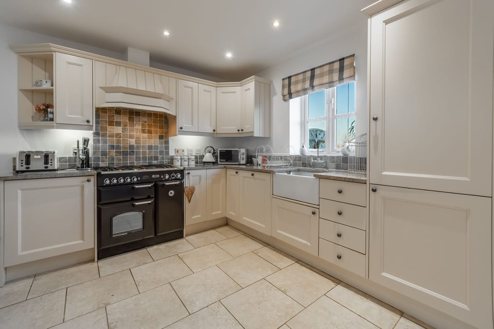 Ground floor: Well-equipped spacious kitchen