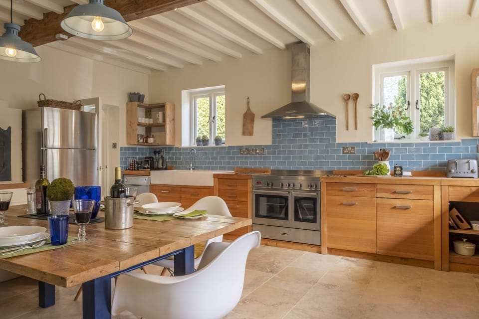 The Old Dairy, Great Bircham: Spacious kitchen with dining table