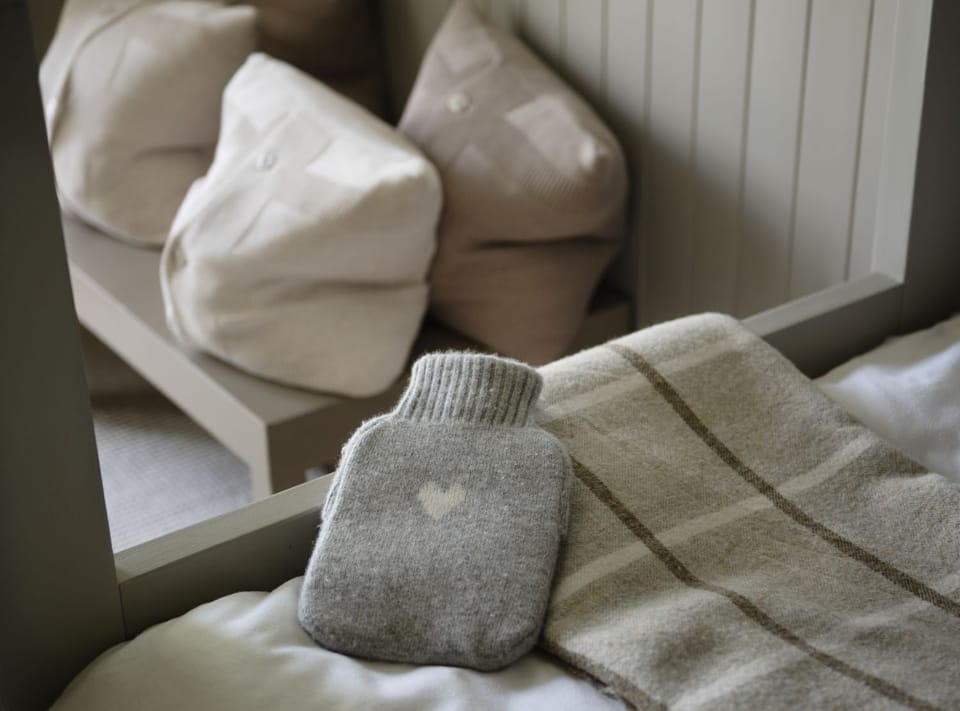 Luxury bedlinen and throws on all beds.