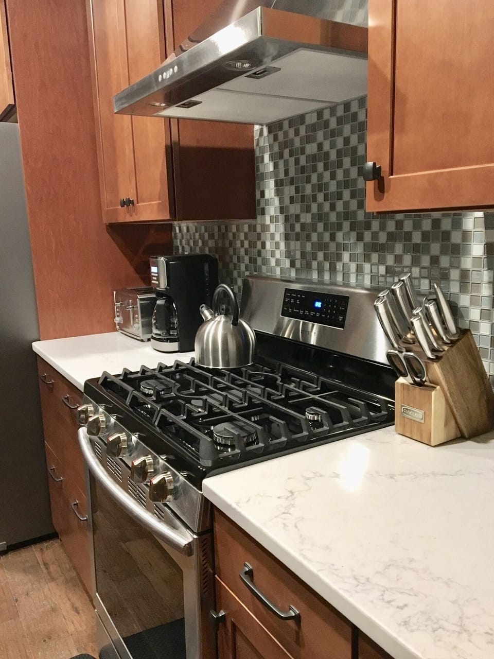 Modern gas/electric appliances + all utensils and dishes provided