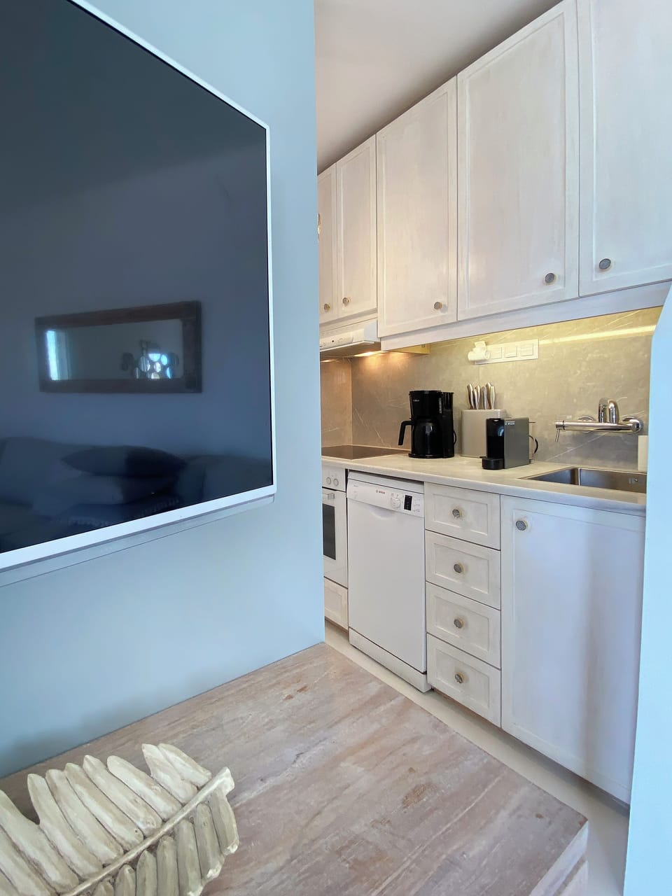fully equipped kitchen: upper level