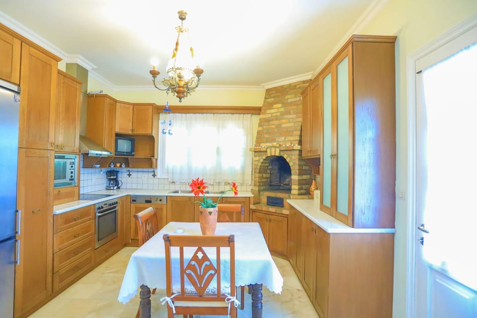 Fully fitted kitchen