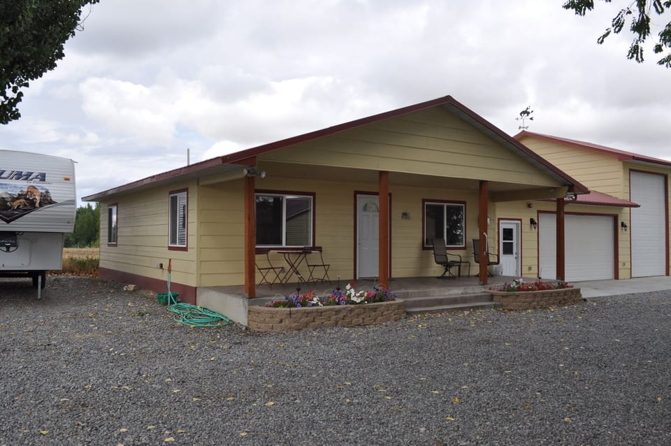 Side view - garage is for private use.