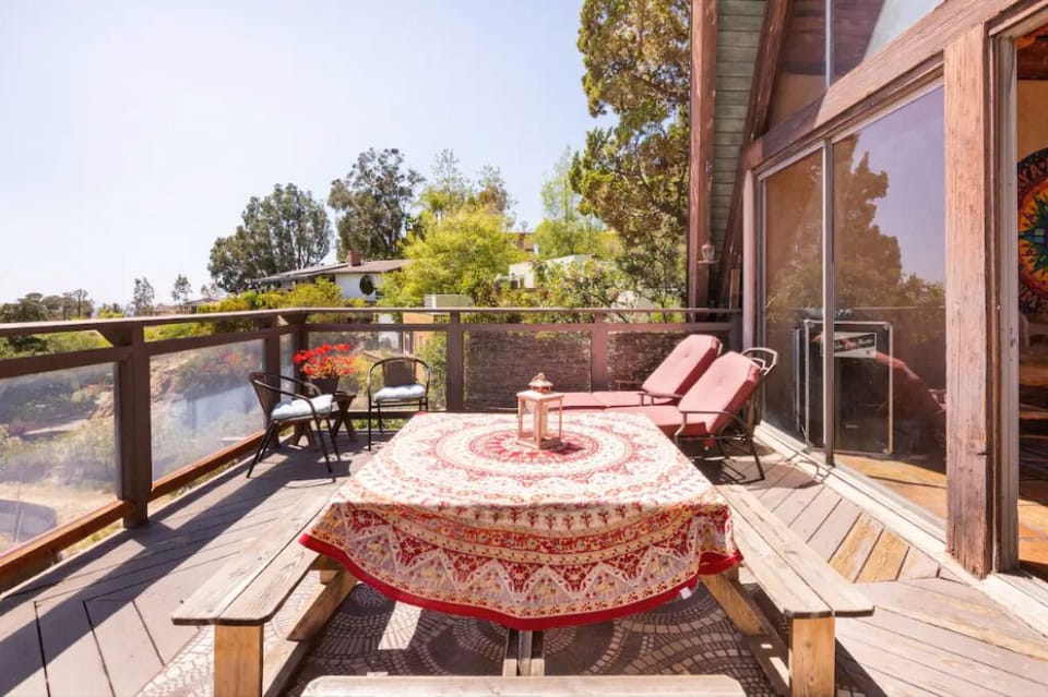 Large front patio vverlooking Los Angeles